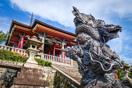 Dragon statue in front of the kiyomizu-dera temple gate, Kyoto, Japanの写真素材