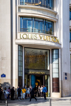 Paris/France - September 10, 2019 : The Louis Vuitton luxury store on Champs-Elysees avenueのeditorial素材