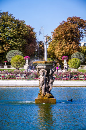 PARIS/FRANCE - September 19, 2019 : Pond and fountain in Luxembourg Gardensのeditorial素材