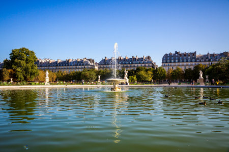 PARIS/FRANCE - September 10, 2019 : Aisles and pond of the Tuileries Garden in summer Paris, Franceのeditorial素材