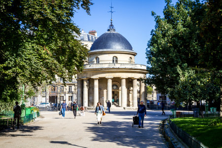 PARIS/FRANCE - September 10, 2019 : Rotonde in Parc Monceauのeditorial素材