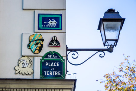 PARIS/FRANCE, September 6, 2019 : Place du Tertre street sign and street art worksのeditorial素材