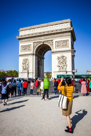 Paris/France - September 10, 2019 : Tourist taking pictures in front of Arc de Triomphe on place de lâEtoileのeditorial素材