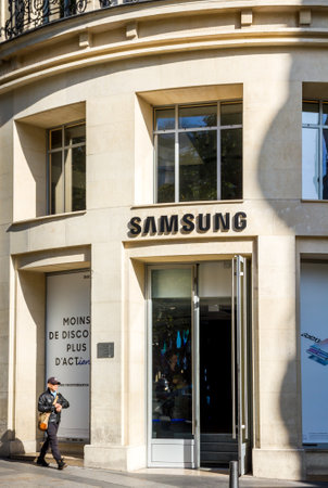 Paris/France - September 10, 2019 : the Samsung electronics store on Champs-Elysees avenueのeditorial素材
