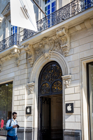 Paris/France - September 10, 2019 : the Apple electronics store on Champs-Elysees avenueのeditorial素材