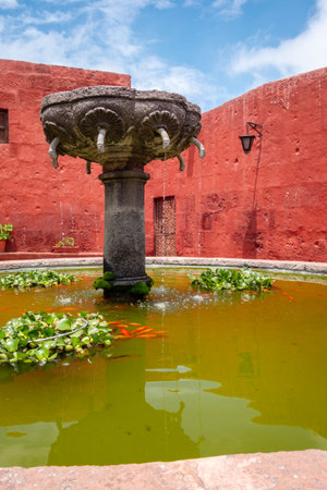 The historic fountains and courtyard at the Santa Catalina Convent create a peaceful atmosphere amidst the lush greenery in Arequipa, Peruの写真素材