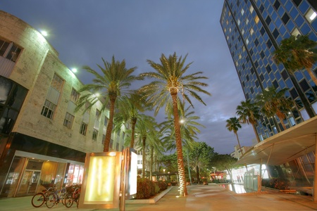 MIAMI - JAN 31: Tourists enjoy the sights and buildings in Lincoln Road in the sunset, January 31, 2013 in Miami. Once open to vehicular traffic, the street now hosts a pedestrian row of shops and restaurants. のeditorial素材
