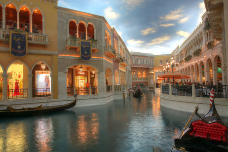 LAS VEGAS - JAN 31: The Venetian Resort Hotel and Casino on Las Vegas in January 31, 2014 in Las Vegas. It offers a gondola ride listening to an Italian serenade while floating in a gondola through the Venetian's Grand Canal Shoppes is a relaxing and enteのeditorial素材