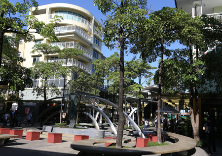 MANILA - MAY 17: The pedestrian Bonifacio High Street in Bonifacio Global City, Taguig City, Manila, Philippines on May 17, 2015.のeditorial素材