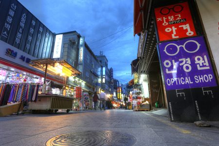 SEOUL, SOUTH KOREA - MAY 9: Namdaemun Market in Seoul, the Market is on the Seoul list of Asia's 10 greatest street food cities for the hotteok in Seoul, South Korea on May 9, 2016.のeditorial素材