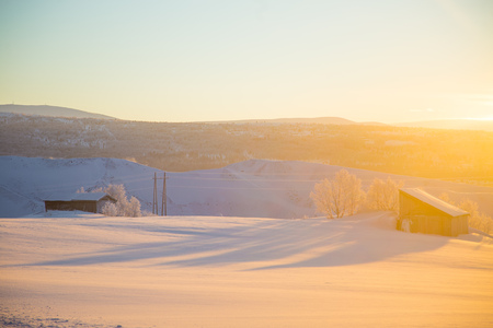 A beautiful evening scenery of a small Norwegian town Roros in winter. Sunset scenery in Norway. Scandinavian town landscape.のeditorial素材