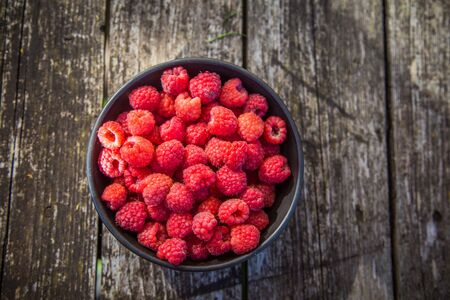 Beautiful, freshly picked garden raspberries in the summer. Summer berries, natural food, healthy dessert.の写真素材