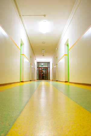 Perspective view of the corridor with door at the end
の写真素材