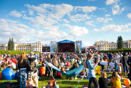 MOSCOW - JUNE 5: People at VII International Festival "Usadba Jazz". Open-air Concert in "Archangelskoye Mansion" on June 5, 2010 in Moscow, Russia のeditorial素材