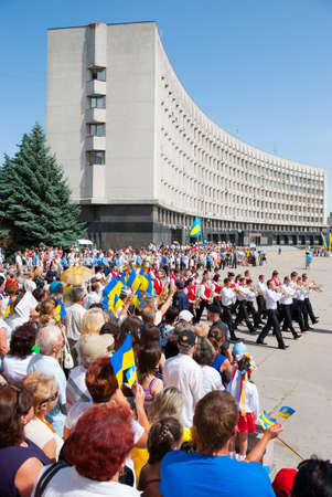 SUMY - JUNE 28: Crowd on the town square celebrate of the Constitution of Ukraine on June 28, 2010 in Sumy, Ukraineのeditorial素材