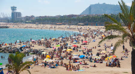 BARCELONA - AUGUST 28: Unidentified people relaxing on the beach on August 28. 2010 in Barcelona, Spainのeditorial素材