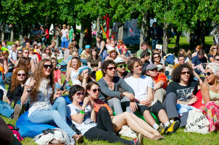 MOSCOW - JUNE 5: Unidentified people having fun on open-air concert on VIII International Jazz Festival "Usadba Jazz" in "Archangelskoye Mansion" on June 5, 2011 in Moscowのeditorial素材