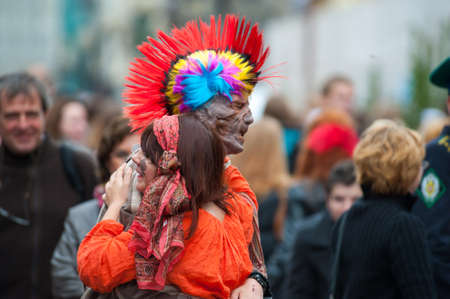 MOSCOW - SEPTEMBER 16: Young people having fun on the Dreamflash holiday on September 16, 2012 in Moscow. On this positive festival people paint their faces, offering free hugs and blow bubbles.のeditorial素材