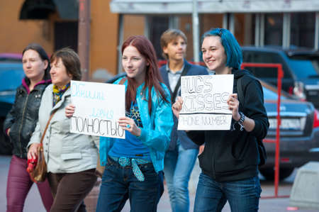 MOSCOW - SEPTEMBER 16: Young people having fun on the Dreamflash holiday on September 16, 2012 in Moscow. On this positive festival people paint their faces, offering free hugs and blow bubbles.のeditorial素材
