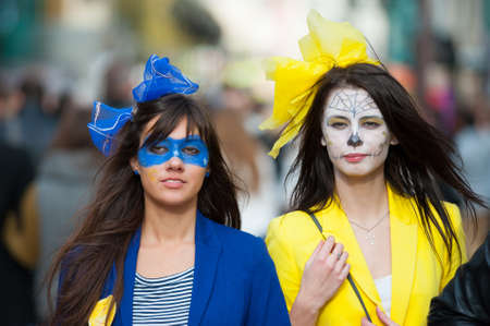MOSCOW - SEPTEMBER 16: Young people having fun on the Dreamflash holiday on September 16, 2012 in Moscow. On this positive festival people paint their faces, offering free hugs and blow bubbles.のeditorial素材