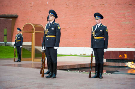 MOSCOW - SEPTEMBER 16: Hourly change of the Guard of Honor at the tomb of the Unknown Soldier at the wall of Kremlin on September 16, 2012 in Moscow. Russia.のeditorial素材