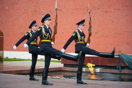 MOSCOW - SEPTEMBER 16: Hourly change of the Guard of Honor at the tomb of the Unknown Soldier at the wall of Kremlin on September 16, 2012 in Moscow. Russia.のeditorial素材