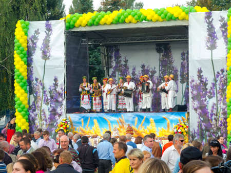 SUMY, UKRAINE - SEPTEMBER 22: Unidentified folk music band performs in traditional village background at annual agro exhibition SUMY-2012 on September 22, 2012 in Sumy, Ukraineのeditorial素材