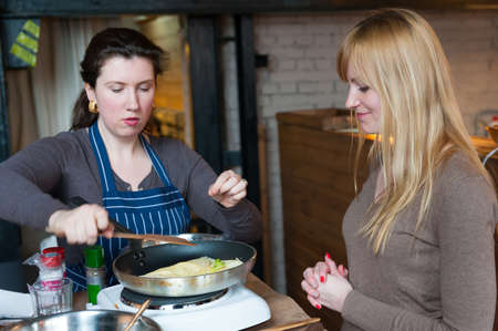 MOSCOW - APRIL 6: Unidentified people learn to cook at cooking class "School of good taste" in Start Hub institute on April 6, 2013 in Moscow.のeditorial素材