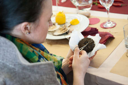 MOSCOW - APRIL 13: Unidentified people learn how to properly prepare and eat seafood at culinary master class "Taste Lesson number 5: Seafood" in Dorogomilovskij market on April 6, 2013 in Moscow.のeditorial素材