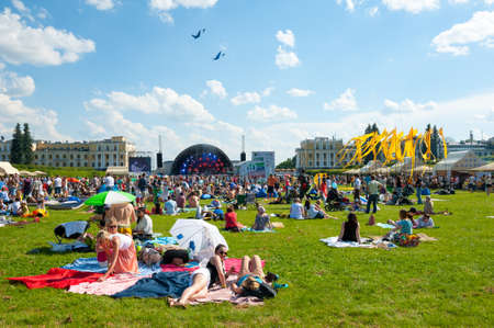 MOSCOW - JUNE 15: People attend open-air concert on X International Jazz Festival "Usadba Jazz" in Archangelskoye Museum-Mansion on June 15, 2013 in Moscowのeditorial素材