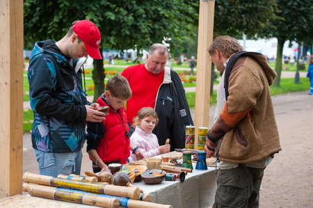 MOSCOW - SEPTEMBER 7: People buy handmade souvenirs at Usadba Jazz Festival on September 7, 2013 in Moscow. This festival was held on the Day of Moscow and was free to visitのeditorial素材