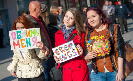 MOSCOW-APRIL 13: Unidentified young people having fun on the Dreamflash holiday on April 13, 2014 in Moscow. On this positive festival people paint their faces, offering free hugs and blow bubbles.のeditorial素材