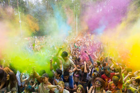 MOSCOW - SEPTEMBER, 27: Young people having fun at the event Big Pillows Battle and Holi paints festival on September 27, 2015 in Moscowのeditorial素材