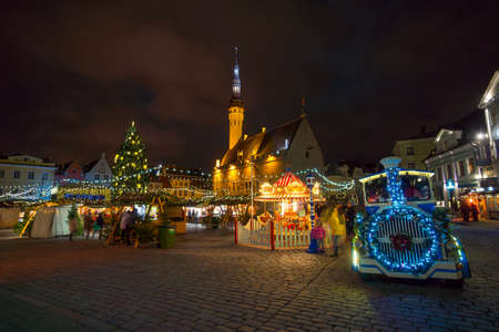 TALLINN, ESTONIA - DECEMBER 23: People visit Christmas Fair in old town at evening on December 23, 2015 in Tallinn, Estoniaのeditorial素材