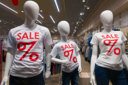 Family of dummies in the store. Sale conceptの写真素材