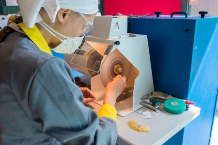 Master crafts amber for making jewelry