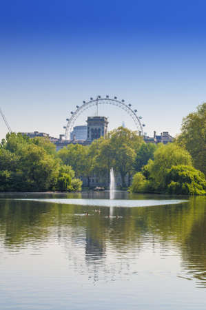 London Eye reflected in the lake in St  James Park, London のeditorial素材