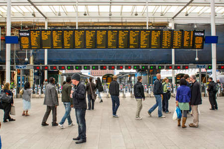 LONDON - SEPT 28: The working weekdays at London Bridge station, central London railway terminus and London Underground complex, September 28, 2013. のeditorial素材