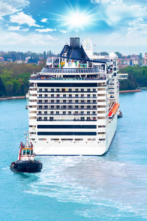 Cruise ship in Canl Grande, Venice.のeditorial素材