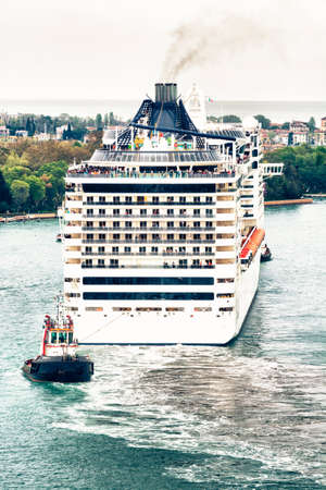 Cruise ship in Canl Grande, Venice.のeditorial素材