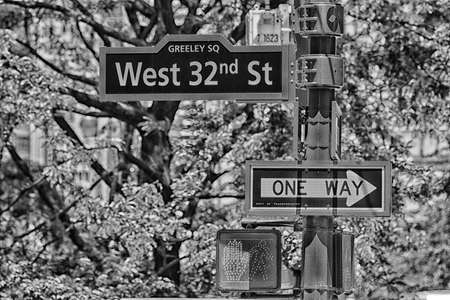 West 32nd Street sign.のeditorial素材
