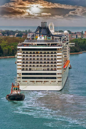 Cruise ship in Canl Grande, Venice.のeditorial素材