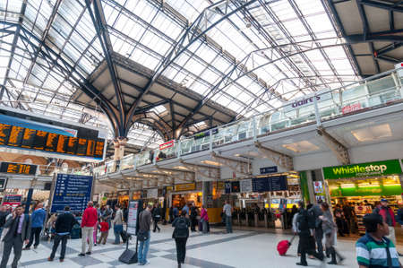 LONDON - SEPT 27: The interior of Liverpool street station on September 27th, 2013 in London, england, uk. Liverpool street is the busiest commuter station in London.のeditorial素材