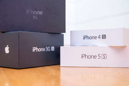 NEW YORK - JEN 30:Apple iPhone boxes old and new generation. Jenuary 30, 2015 in New York City.のeditorial素材