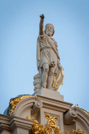 Statue on top of a building in the Grand Place, Brusselsの写真素材