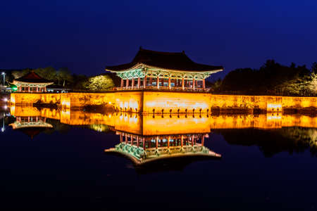 The pavilions of Anapji Pond lit up as evening comes on in Gyeongju, South Koreaのeditorial素材