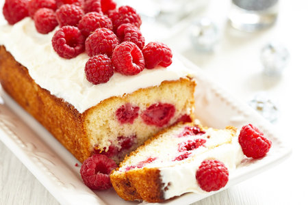 Cake with raspberries and cream cheese on a white backgroundの写真素材