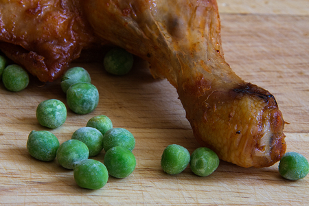 Grilled chicken thigh with pea seedsの写真素材