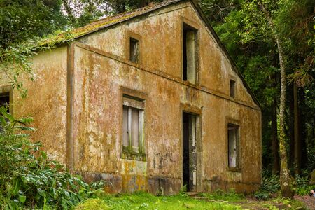 The abandoned ruin of the house at Lake Lagoa das Furnas on the Sao Miguel Island. Sao Miguel is part of the Azores archipelago in the Atlantic Ocean.の写真素材