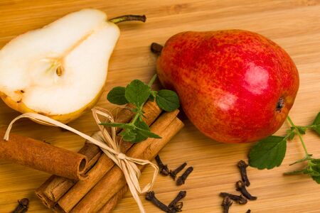Cinnamon, cloves, and lemon balm - ingredients to delight in pearsの写真素材